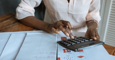 calculer le salaire : découvrez comment calculer un salaire net et un salaire brut, les différentes composantes du salaire et les outils pour effectuer des calculs de salaire précis.