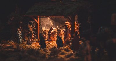découvrez la beauté des crèches provençales, ces scènes de noël authentiques qui mettent en valeur la culture et les traditions du sud de la france. plongez dans l'univers féerique des santons et laissez-vous séduire par l'artisanat local.